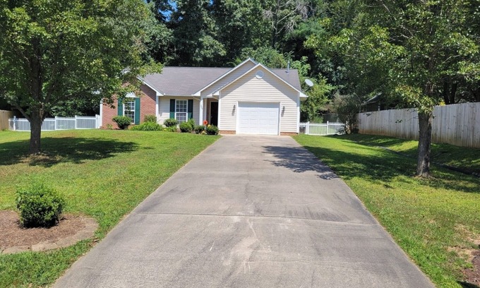 Fletcher House | Charming 3 bedroom pet friendly home!