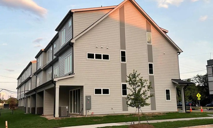 Charlotte House | Charming 3-bedroom townhome with WiFi, AC in gorgeous Charlotte
