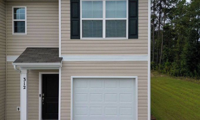 Sumter House | Charming 3-bedroom townhome with WiFi and AC in Sumter