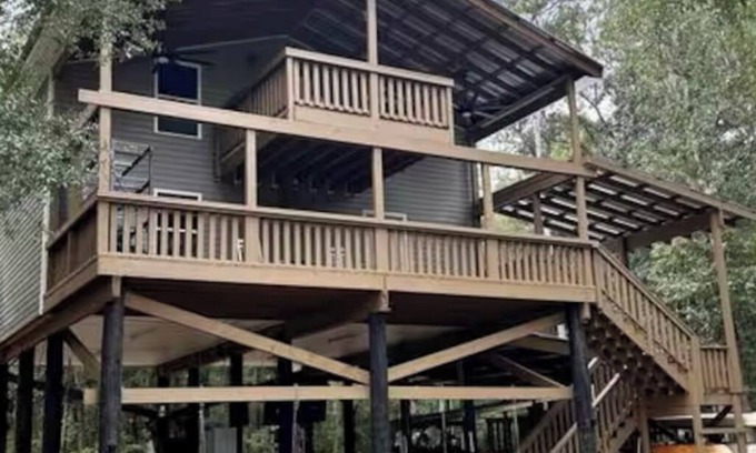 Hawkinsville House | Charming 3-bedroom house on the Ocmulgee River in Hawkinsville, GA with WiFi.
