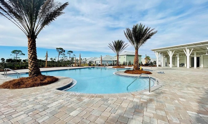 Port St. Joe House | Charming 3-bedroom 2 bath, duplex house with AC and WiFi in lovely Port St. Joe.