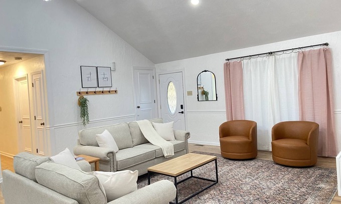 Greenwood House | Charming 3 BR in a quiet and friendly neighborhood