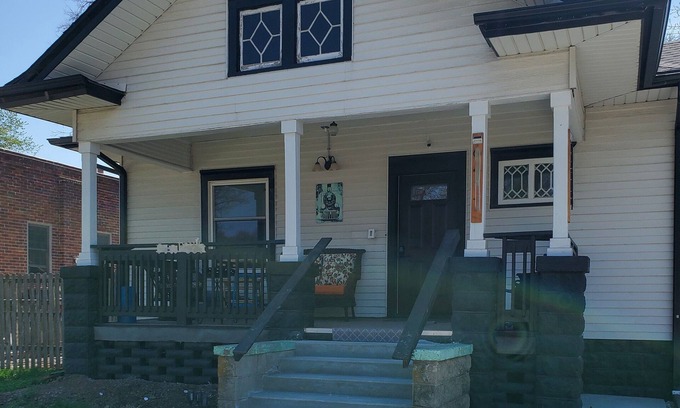 Lincoln Apartment | Charming 3bd w/front porch, back patio in fenced yard, walkable neighborhood
