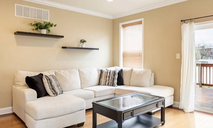 Bridgeport House | Charming 3BR & 2.5Ba nested in KOP w parking, close to Conshy & downtown Philly.