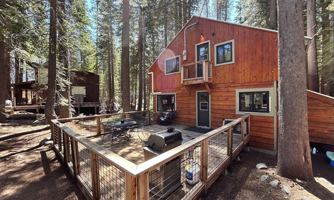 Pla-Vada Woodlands Cabin | Charming 3BR Getaway/10 min to Donner Lake/BBQ/Hikes/Board Games/Fireplace