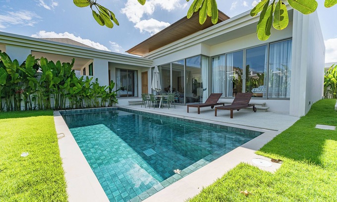 Si Sunthon Villa | Charming 3BR Casa Azure 8 - New Villa for Family & Friends with 24/7 Security