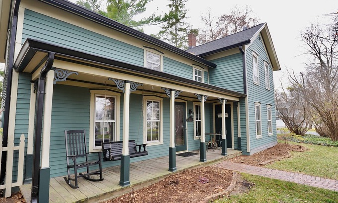 McFarland House | Charming 4 Bed, 2.5 Bath home minutes from Madison perfect for any occasion.