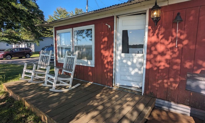 Tawas City Cottage | Charming 4-bedroom cottage ON Tawas Lake Pet, kid-friendly. Great Bird watching!