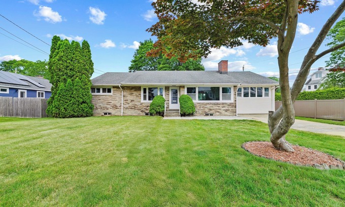 New London House | Charming 4-bedroom house with AC, WiFi in New London. Walk to the beach!