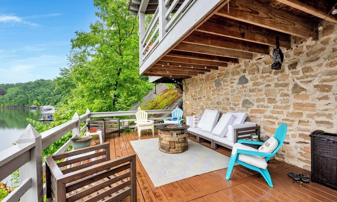 Crane Hill House | Charming 4-bedroom house with WiFi and AC only a few steps to water and 2 decks
