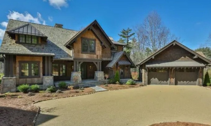 Cashiers House | Charming 4-bedroom house with AC, WiFi in welcoming Cashiers