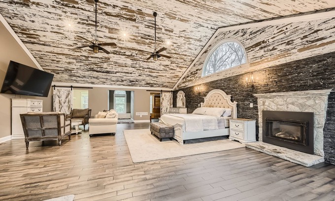 Lake Shore House | Charming 4-bedroom house with WiFi and AC. The beach is your backyard!