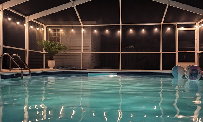 Navarre House | Charming 4-bedroom house in Navarre Fl saltwater enclosed heated pool sleeps 12