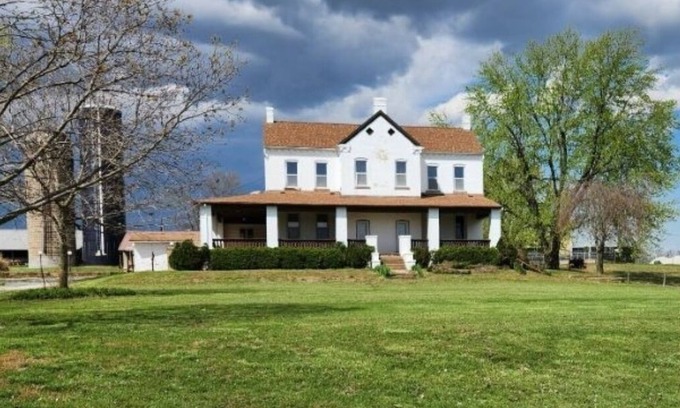 Renault House | Charming 4BDRM Farmhouse Retreat. Private Pool & Fishing Lake Access,cap. for 11