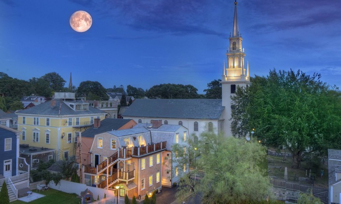 Newport House | Charming 5 Bedroom 8 Bath Home steps from Trinity Church & Downtown Newport