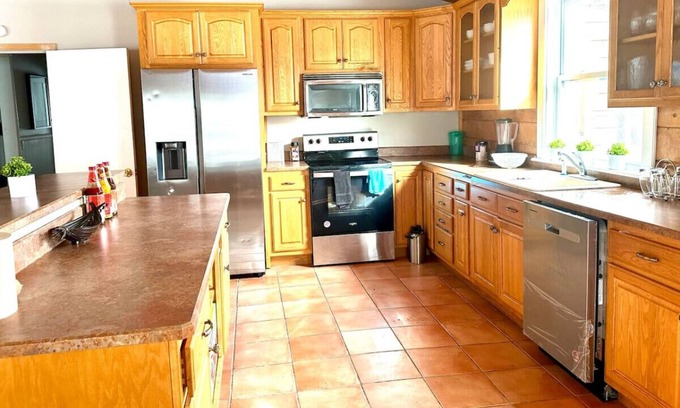 Warfordsburg Other | Charming 7-bedroom farm house