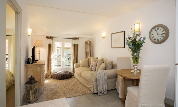 Old Town Apartment | Charming and Elegant Apartment in the heart of Old Nice (200m Sea)