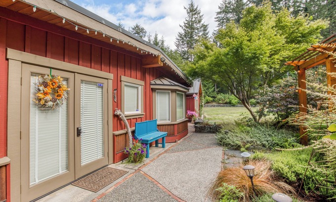 Langley Cottage | Charming and peaceful 2-bedroom cottage in sleepy Langley, nestled in nature!