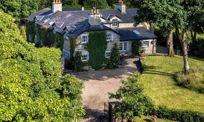 Ballynacarrigy Other | Charming and spacious 6-bedroom farmhouse close to Center Parcs