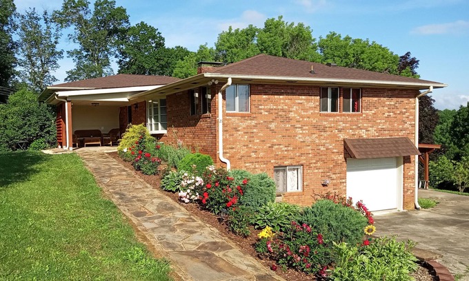 Skyland House | Charming and spacious 2200sf 3 BR/2 BA house with MTN view.