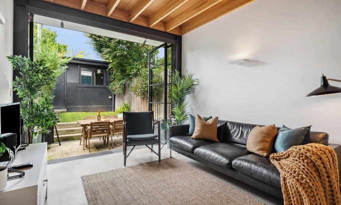 Annandale Apartment | Charming Annandale Oasis with Garage Parking