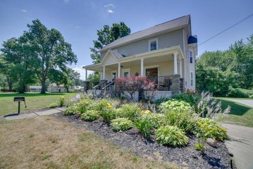 Geneva-on-the-Lake Apartment | Charming Apartment On The Strip By Lake Erie!
