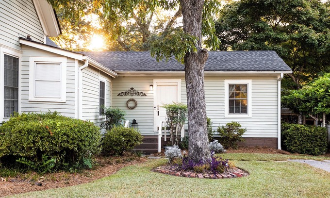 Covington Apartment | Charming Apartment "On Set" of Sweet Magnolia's. 0.5 mi from downtown