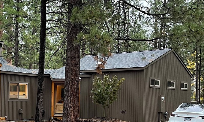 Black Butte Ranch House | Charming attached 700sf studio Casita with AC and WiFi in Black Butte Ranch.