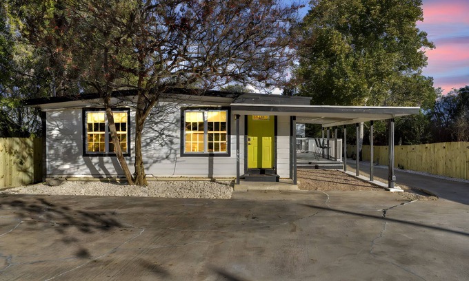 South Lamar Villa | Charming Austin Home in Villas | Sleeps 6 Guests