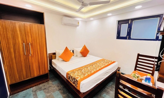 Safdarjung Enclave Bed & Breakfast | Charming B&B with AC and WiFi in vibrant New Delhi