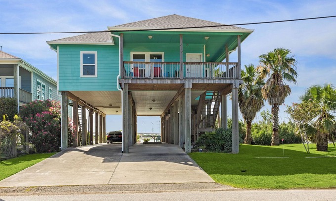 El Lago House | Charming bayside retreat waterfront 2-bedroom 2 full bath house with WiFi, AC