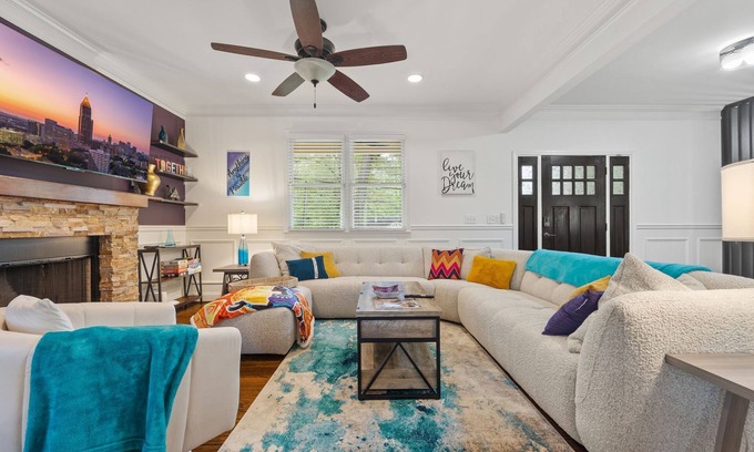 East Side House | Charming Boho Getaway -Near Downtown- Sleeps 10