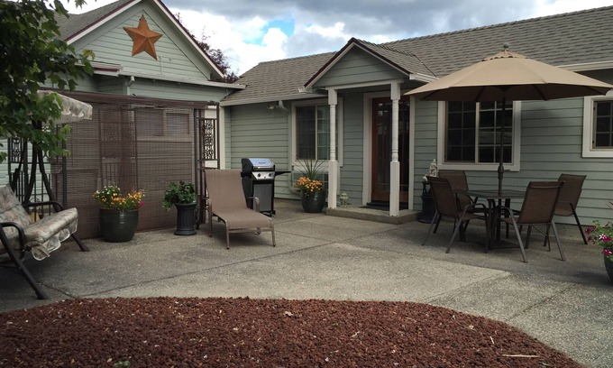 Grants Pass House | Charming Bungalow 1 1/2 blocks to Historic Grants Pass