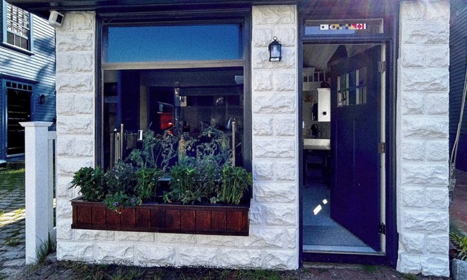 Newport House | Charming bungalow w/WiFi in tranquil downtown Newport, walkable to everything!