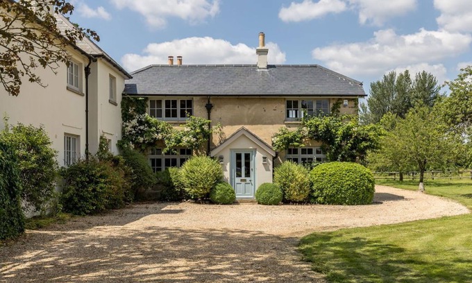 Sturminster Marshall Cottage | Charming Cottage with an acre of garden in Dorset Countryside
