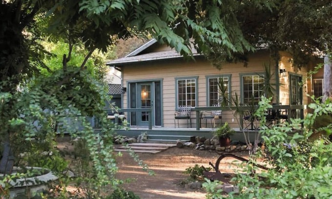 Silverado House | Charming cabin getaway in tranquil Silverado Canyon in the Santa Ana Mountains