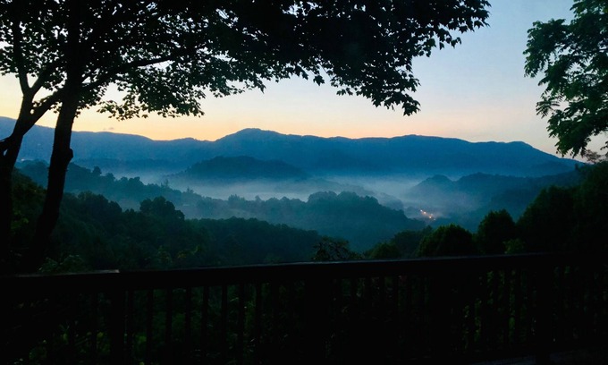 Vilas House | Charming cabin on 20 Acres with Big Views, near Boone, King Bed, and WiFi