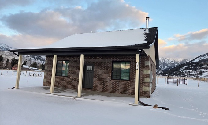 Geneva House | Charming cabin with WiFi - perfect for a cozy getaway