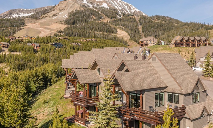 Saddle Ridge House | Charming Chalet! Amazing Views, Ski-In/Ski-out, Hot Tub, 7 Min Drive to Resort!