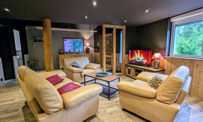 Travexin Cottage | Charming chalet for 6, near skiing, WiFi, parking, pets allowed