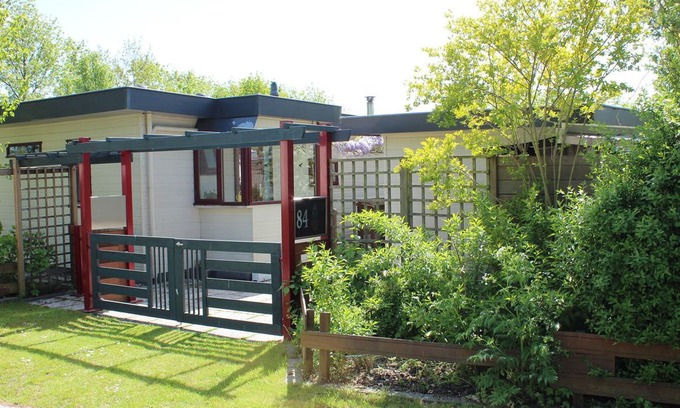 Goedereede Villa | Charming Chalet in Goedereede with Garden