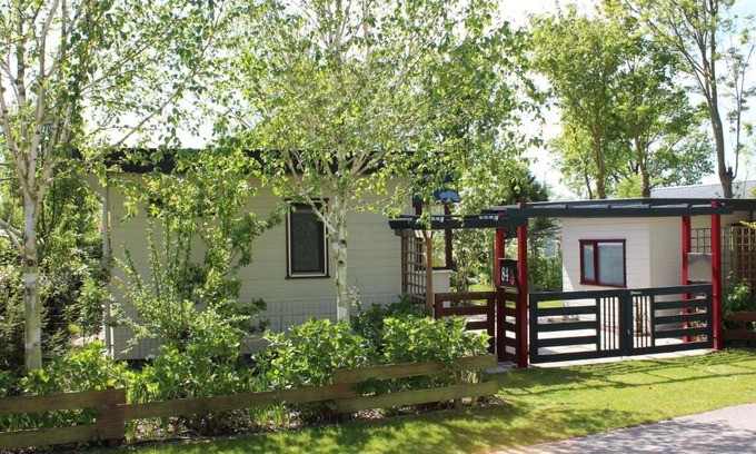 Goedereede Ski Chalet | Charming Chalet in Goedereede with Garden