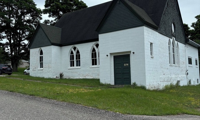 East Jordan House | Charming Church in East Jordan ,3 bedrooms ,WiFi, pool-table and gas fireplace.