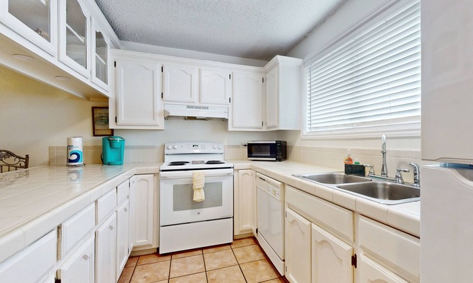 South Padre Island Condo | Charming Condo at The Dolphins w/3 Patios, Pool & Hot Tub - 1 Block to Gulf