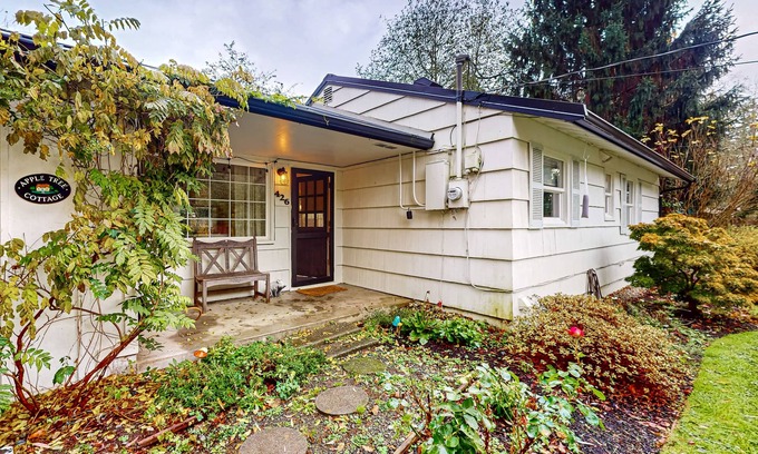 Bainbridge Island Cottage | Charming cottage with new finishes, Wifi & walking distance from strawberry park