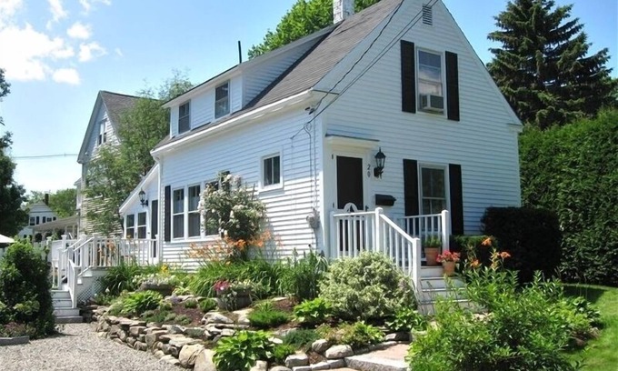 Camden House | Charming Cottage a Stroll to Camden Harbor-NOW accepting 2026 bookings!