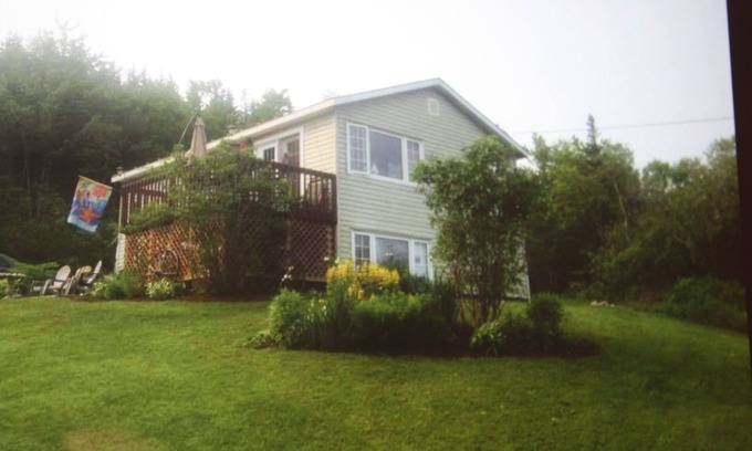 Saint Anns Cottage | Charming cottage minutes from Gaelic College and Baddeck with WIFI