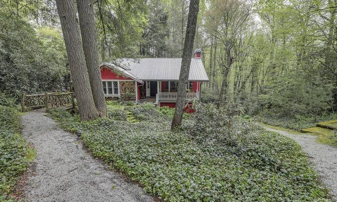 Highlands Cottage | Charming cottage near Mirror Lake and downtown Highlands!
