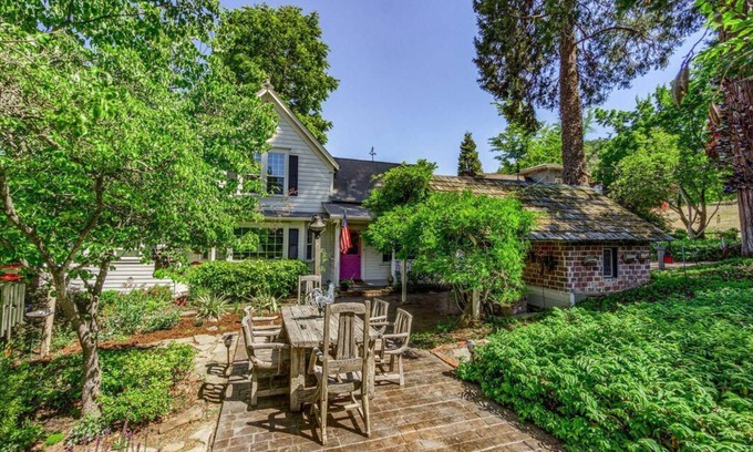Central Point Cottage | 🌻 Charming Cottage On Peaceful 5 Acres in the Mountains