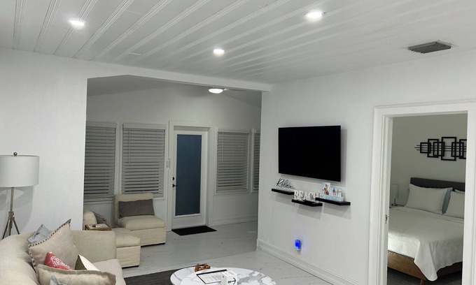 Boynton Beach Cottage | Charming cottage with AC in Boynton Beach - 2 bedrooms